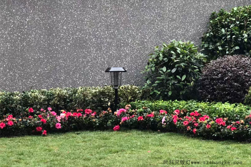 太陽(yáng)能戶(hù)外滅蚊燈在別墅庭院設計中的效果